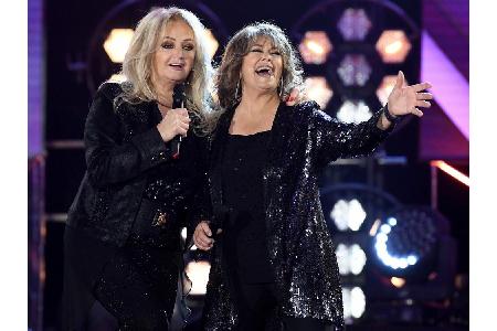 Die internationale Riege darf beim Jubiläum nicht fehlen: Bonnie Tyler (l.) aus England und Wencke Myhre (r.) aus Norwegen. ...