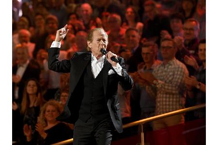 Haben Sie es erraten? Den hatten wir schon in dieser Galerie, allerdings etwas jünger: Michael Holm. Er zaubert bei der Jubi...