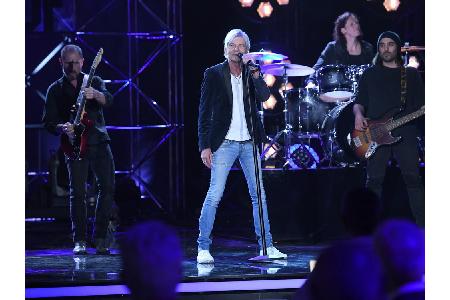 Matthias Reim darf ebenfalls ran ans Mikro. Er wird von Schlagzeug und Co. begleitet, Rockmusik Ahoi! Seine Songs füllen auc...
