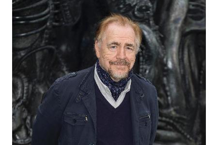 Brian Cox schlug zu Beginn der Serie eine Rolle aus, weil ihm die Bezahlung zu schlecht war. 