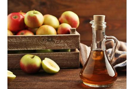 Apfelessig ist ein echter Beauty-Booster für die Haut. Die Fruchtsäure zieht die Hautporen zusammen. Auf diese Weise lässt s...