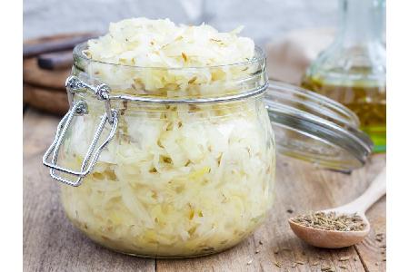 Rohes Sauerkraut schafft bei einem fettigen Teint Abhilfe. Einfach für circa zwanzig Minuten auf das Gesicht und den Hals au...