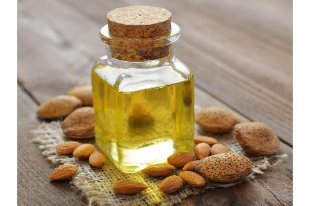 Mandelöl lässt sich in vielen Beauty-Produkten finden. Als Hautpflege stärkt das Öl die Barrierefunktion. In der Haarpflege ...