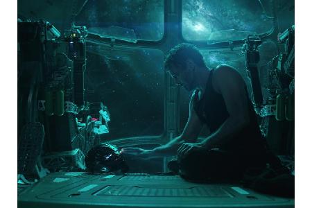 Zunächst die frohen Kunden. Tony Stark alias Iron Man (Robert Downey Jr.) überlebte den Kampf gegen Thanos schwer verletzt u...