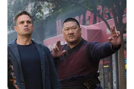 Auch auf magische Unterstützung kann gebaut werden - Wong (Benedict Wong, r.) weilt noch unter den Lebenden.