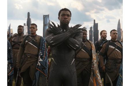 Nun aber zu den zahlreichen Opfern von Thanos. König T'Challa alias Black Panther (Chadwick Boseman) zerfiel wie viele ander...