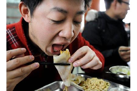 5_Fettnäpchen Tischmanieren Xinhua.jpg