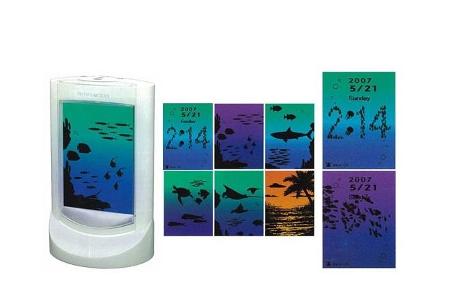 Haustiere auf dem Schreibtisch sind dank des digitalen Sega Private Ocean Aquariums, das bei Berührungen die Uhrzeit anzeigt...