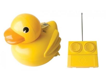 Diese Badeente lässt sich mittels einer Fernsteuerung durch die Badewanne manövrieren. Lenken Sie das Tier geschickt um Wasc...