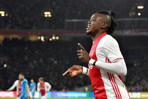 Schalke-Gegner Ajax bleibt Feyenoord auf den Fersen