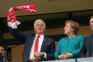 Spinner lobt Merkels Fußball-Sachverstand