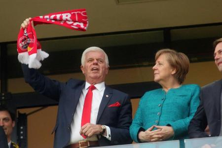Spinner lobt Merkels Fußball-Sachverstand