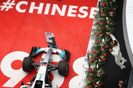 <p>Im Jahr 2017 sichert sich der spätere Weltmeister Lewis Hamilton den Sieg beim Großen Preis von China. Vor dem dritten Re...