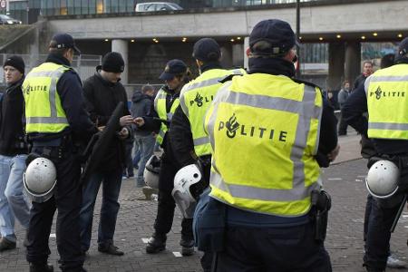 Spielunterbrechung durch Rauchbombe bei PSV-Ajax: 15 Verletzte, eine Festnahme