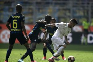 Remis im ersten Mailänder Derby unter chinesischer Führung - Juventus baut Führung aus