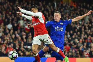 Eigentor von Huth: Arsenal schlägt Meister Leicester