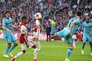 Schalke-Gegner Ajax macht Titelrennen wieder spannend