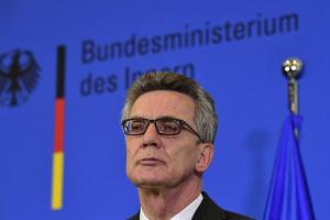 De Maizière und Kraft in Dortmund auf Tribüne