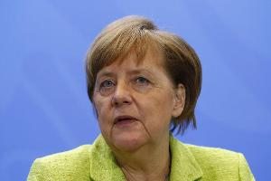 Kanzlerin Merkel ist "entsetzt" und nimmt Kontakt zu Watzke auf