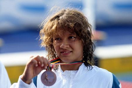 Im Alter von gerade einmal 14 Jahren verblüfft Franziska van Almsick die Sportwelt und holt bei den Olympischen Spielen 1992...
