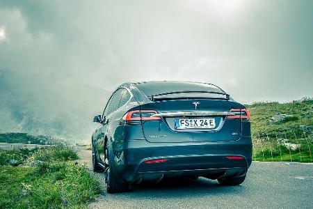 Hat Daimler heimlich Teslas Model X zerlegt?