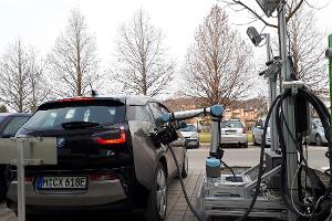 Neuheit: Robotergesteuertes Laden von Elektroautos