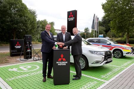 Mitsubishi nimmt Hessens größte E-Tanke in Betrieb