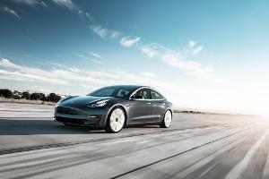 Tesla Model 3 wird an europäische Kunden übergeben