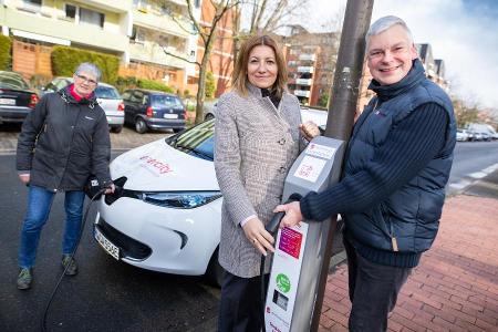 Stromtanken an der Straßenlaterne