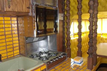 Unglaubliches Interieur: Ford-Wohnmobil im Stil der 70er-Jahre