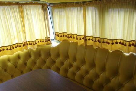 Unglaubliches Interieur: Ford-Wohnmobil im Stil der 70er-Jahre