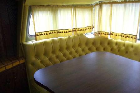 Unglaubliches Interieur: Ford-Wohnmobil im Stil der 70er-Jahre