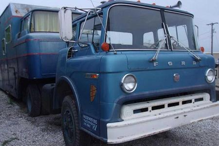 Unglaubliches Interieur: Ford-Wohnmobil im Stil der 70er-Jahre