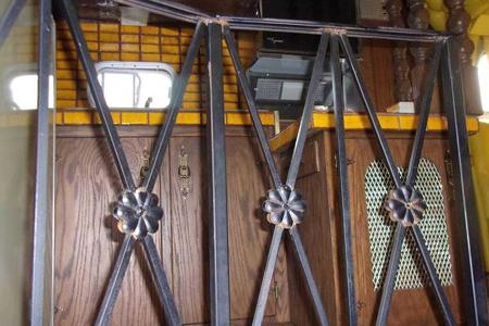 Unglaubliches Interieur: Ford-Wohnmobil im Stil der 70er-Jahre