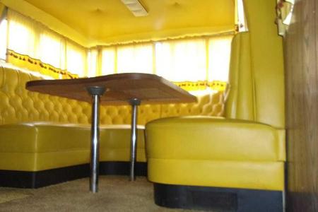 Unglaubliches Interieur: Ford-Wohnmobil im Stil der 70er-Jahre