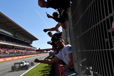 Hamilton beschenkt krebskranken Jungen mit Formel-1-Auto