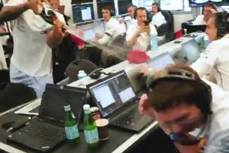 Lewis Hamilton rächt sich an James Vowles mit einer Champagnerdusche