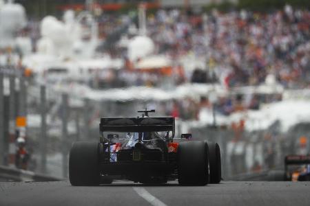 So herzhaft lacht Mercedes über und mit Lewis Hamilton!