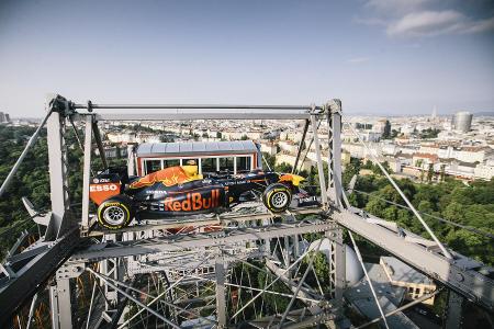 Spektakulärer PR-Stunt: Red Bull RB15 auf dem Wiener Riesenrad