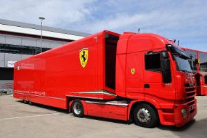 Ein Ferrari-Truck nach Silverstone hatte ungebetene Gäste an Bord