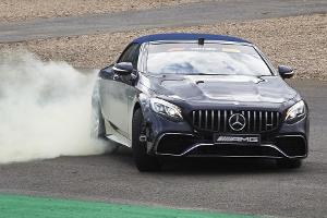 Lewis Hamilton nimmt Frank Williams auf eine Spritztour im Mercedes-AMG S 63 mit