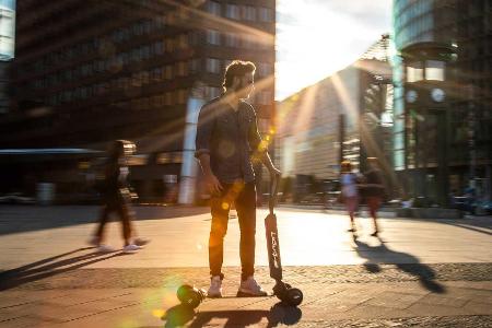 Audi e-tron Scooter ist halb E-Roller, halb Skateboard