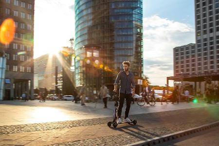 Audi e-tron Scooter ist halb E-Roller, halb Skateboard