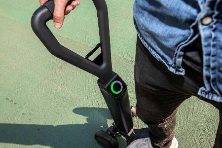 Audi e-tron Scooter ist halb E-Roller, halb Skateboard