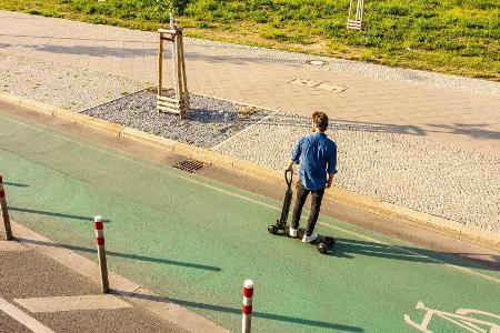 Audi e-tron Scooter ist halb E-Roller, halb Skateboard