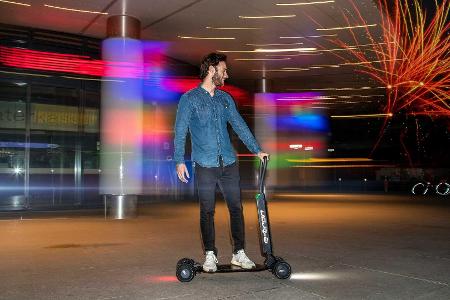 Audi e-tron Scooter ist halb E-Roller, halb Skateboard