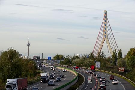 Die Bauarbeiten auf und an der A 46 Fleher Br�cke bei D�ssel...