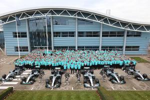 Mercedes feierte mit allen WM-Autos des Teams seit der Formel-1-Saison 2014