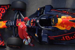 "Professor" Vettel schaut sich den RB15 von Verstappen ganz genau an ...