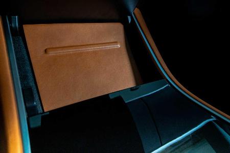 Vilner pimpt Tesla Model 3-Interieur mit Hahnentrittmuster und viel Türkis